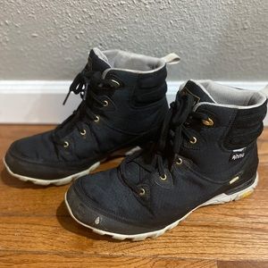 Women’s Teva Ahnu Hiking Boots Size 9.5